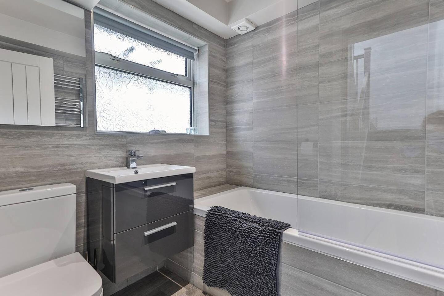 Newly Renovated 3 Bed 2 Bath Apartment & Parking Sheffield Exterior photo